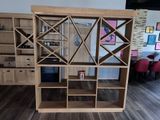 une bibliothèque en bois avec un casier à bouteilles au milieu