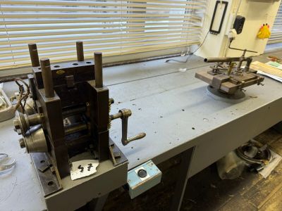 2 machines de lunetier dont une à rouler les coques - Photo 1