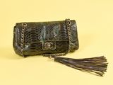 sac à main en peau de crocodile avec bandoulière à chaîne et pompon