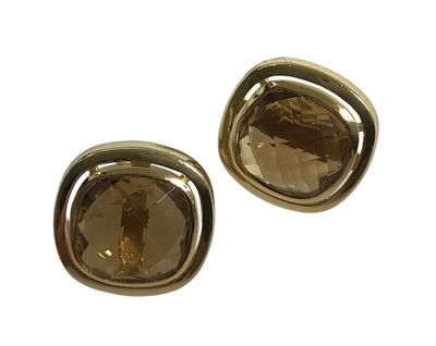 une paire de boucles d'oreilles ornées d'une pierre de quartz fumé facettée