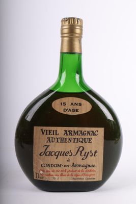 des bouteilles d'alcool sur fond blanc, avec une étiquette sur chaque bouteille