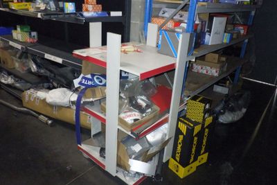 une étagère sur laquelle sont disposés de nombreux articles dans un magasin
