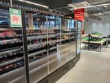 le rayon réfrigéré d'une épicerie qui est vide