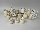 une image représentant un ensemble de cafetières et de tasses blanches et noires