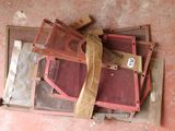 un tas de vieux objets en métal et en bois par terre