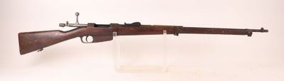 un vieux fusil en bois posé sur un socle en acrylique transparent