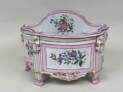 une boîte rose et blanche décorée de fleurs peintes