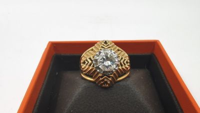 l'image d'une bague en or sertie d'un diamant
