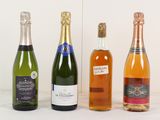 trois bouteilles de vin sont alignées sur une table