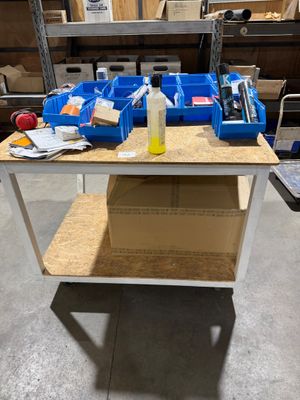 un établi contenant beaucoup d'outils