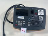 une image représentant une calculatrice posée sur une table blanche
