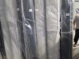 de nombreux matelas emballés et prêts à être expédiés