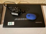 un ordinateur portable et une souris posés sur une table