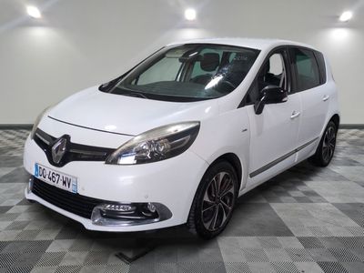 la voiture blanche est garée sur un sol en damier dans le garage