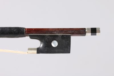 un nœud attaché à une corde sur fond blanc
