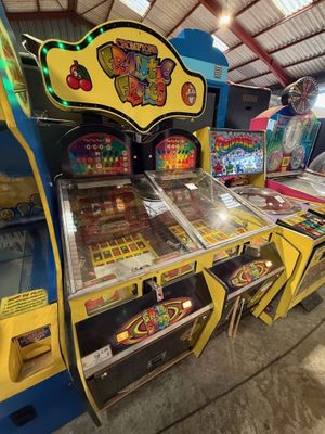 de nombreuses bornes d'arcade alignées les unes à côté des autres
