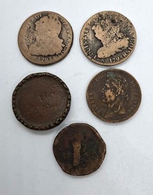 quatre types de pièces différents sont présentés sur une surface blanche