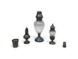 trois vases placés l'un à côté de l'autre