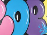 une photo d'un mur coloré recouvert de graffitis