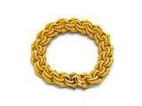 bracelet composé d'une corde jaune et de perles dorées sur un fond blanc