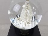 une boule à neige avec un sapin de Noël à l'intérieur
