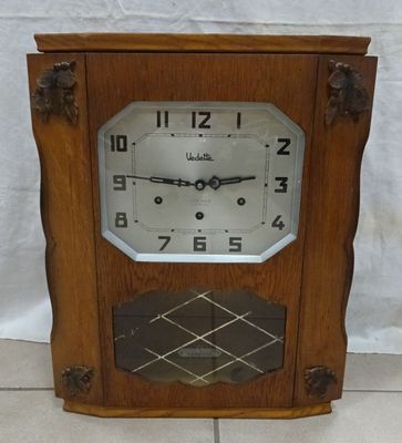 une horloge en bois posée par terre