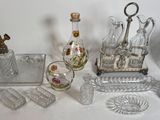 beaucoup d'objets en verre qui se trouvent sur la table