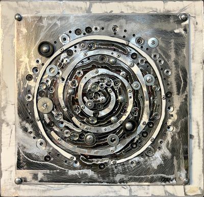 une photo d'un objet métallique en forme de spirale