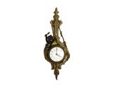 une horloge accrochée au mur sur laquelle est représenté un oiseau
