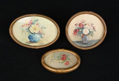 trois photos encadrées représentant des fleurs dans un vase sur fond noir