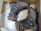 une paire de chaussures dans une boîte posée par terre