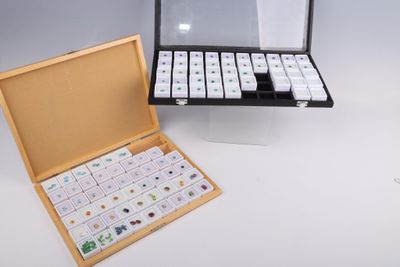une boîte en bois contenant un jeu de dominos