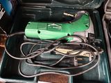 un outil électrique vert et noir dans un coffret vert