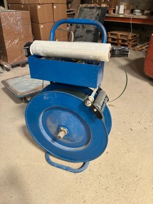 une machine bleue posée sur le sol