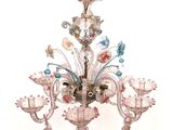 un lustre orné d'un bouquet de fleurs