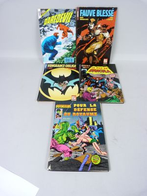 une pile de bandes dessinées posée sur une table blanche