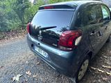 une voiture garée sur le côté de la route