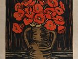 une photo d'un vase contenant des fleurs rouges