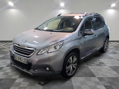 la voiture argentée est garée dans le garage sur un sol en damier