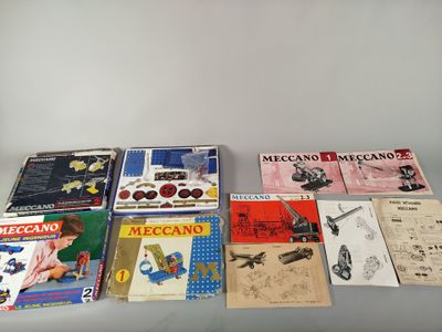 plusieurs livres sont alignés sur une table à fond blanc