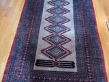 un tapis sur le sol d'un salon