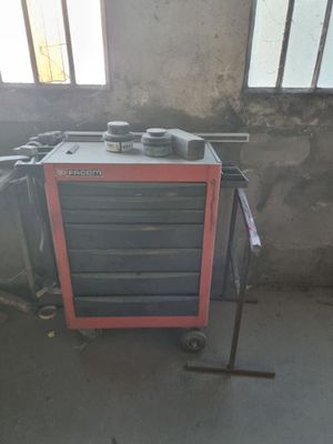 une boîte à outils rouge posée sur un support métallique
