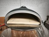 un four à pizza posé au milieu d'un tas de plastique
