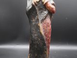 une image représentant une statue d'une femme vêtue d'une robe noire