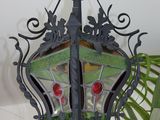 une lampe suspendue au plafond dans une pièce