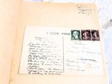 un vieux livre couvert d'inscriptions