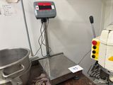 une machine posée sur une table dans une pièce