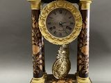 une horloge posée sur une table