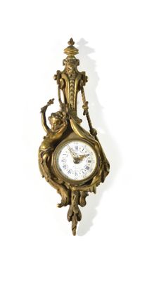 une horloge accrochée au mur sur le mur