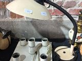 une lampe posée sur une table à côté d'autres objets
